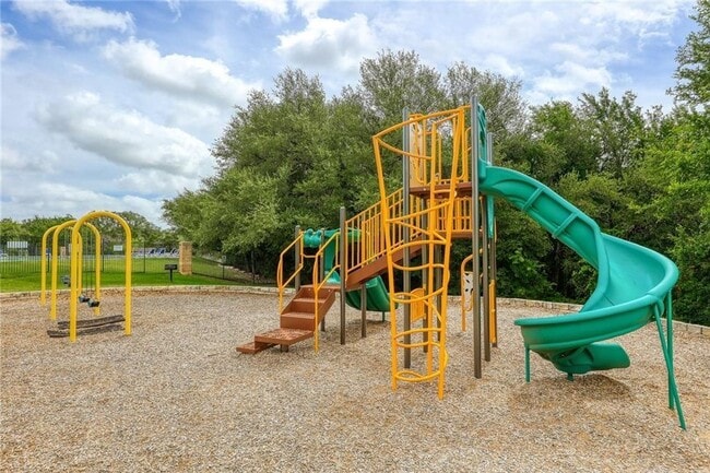 Building Photo - 132 Thrasher Cv