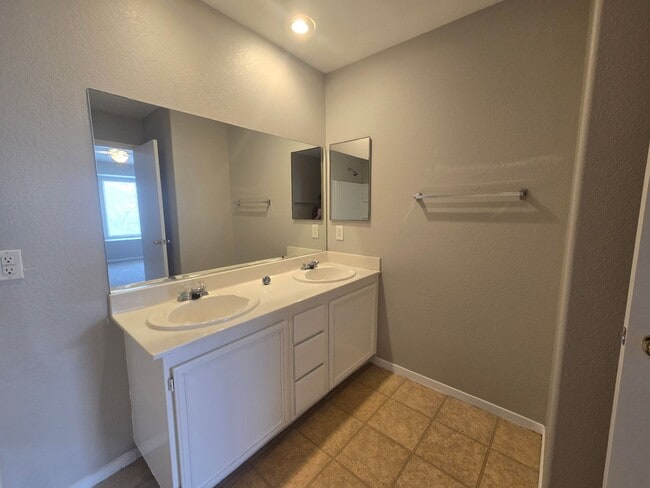 Building Photo - Lock in $1795 Off your third month rent - 3 Bedroom Home near North Las Vegas