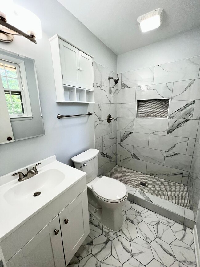 Building Photo - WOW! 4 BR 2.5 BA house w/ 1 acre of land a...