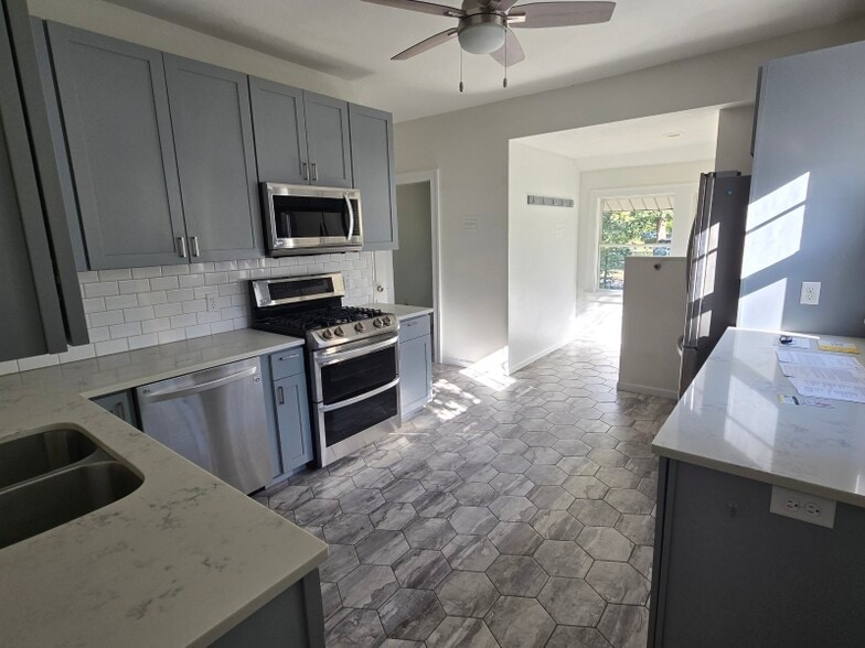 Primary Photo - 3011 17th Ave S