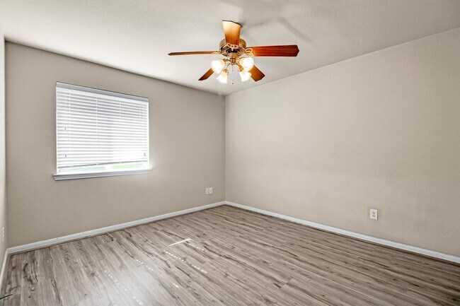 Building Photo - 7406 Valentine Ln