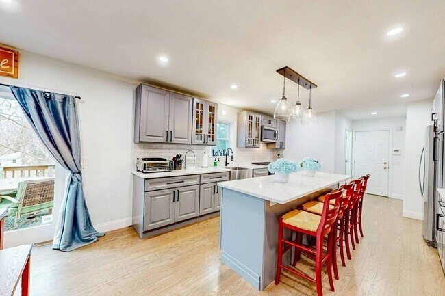 Building Photo - Large 5Br 3 1/2Ba Modern Home in Falmouth ...