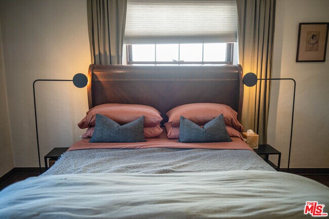 Building Photo - 6101 S Mansfield Ave