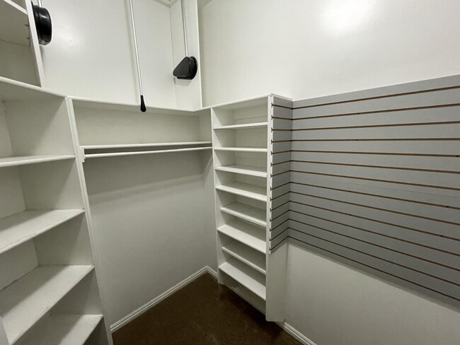 Building Photo - 561 Rocky Knoll Ln