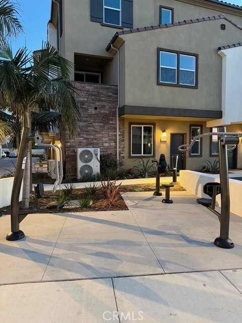 Building Photo - 2420 E Lincoln Ave