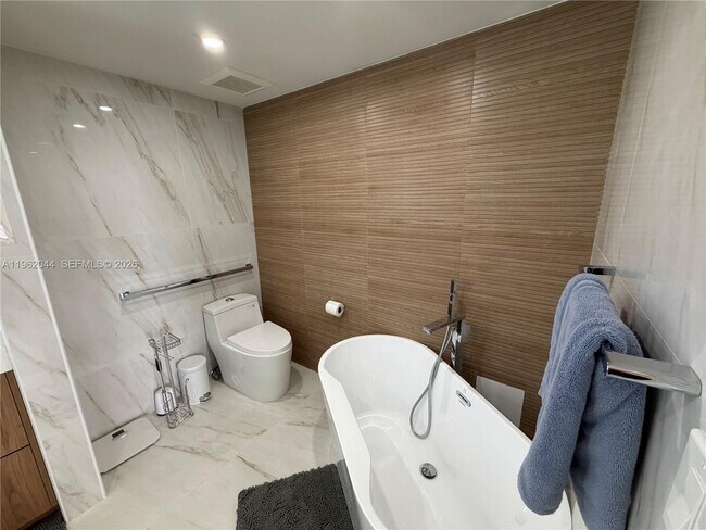 Building Photo - 20191 E Country Club Dr