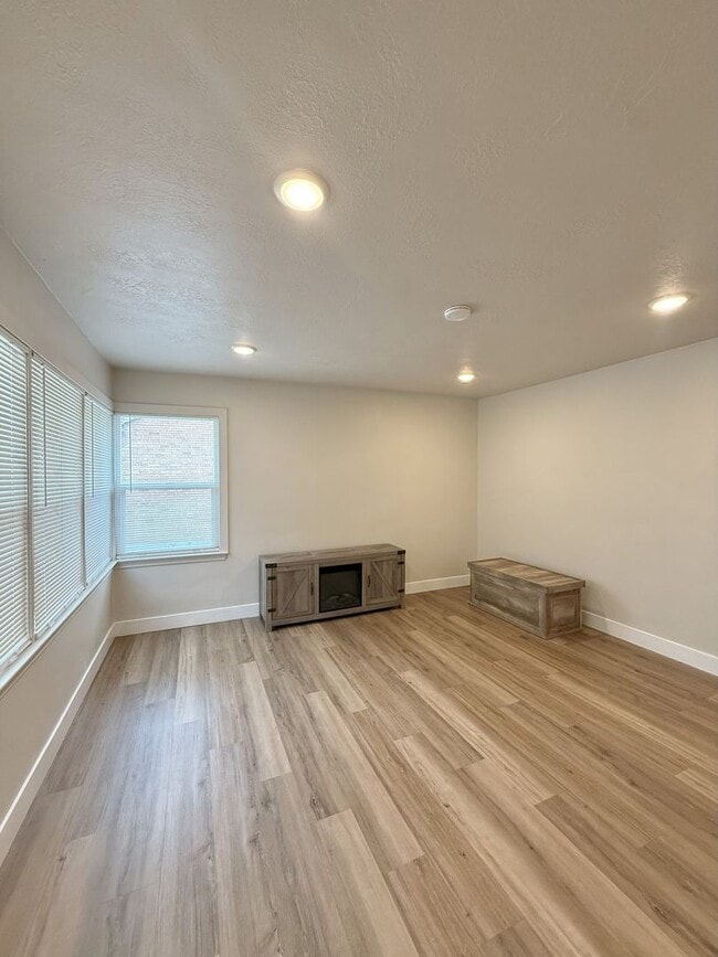 Building Photo - Completely Updated 4-Bedroom Home in Ogden!