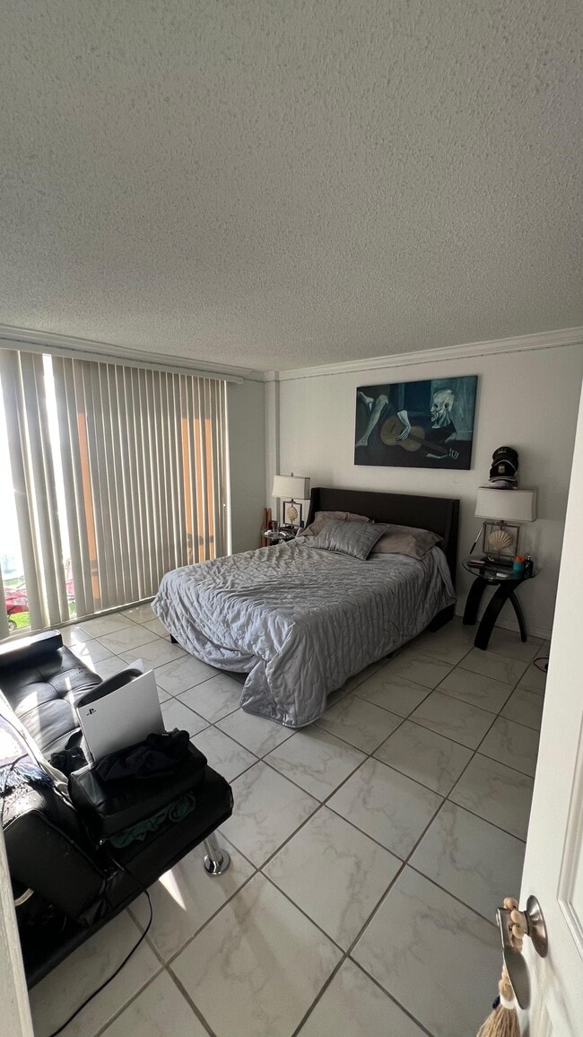 Building Photo - 1301 NE Miami Gardens Dr