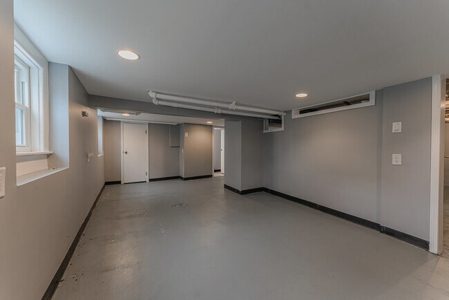 Building Photo - 14517 Blaine Ave