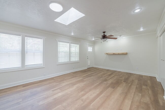 Building Photo - Beautiful Tech Terrace Home! Full of Chara...