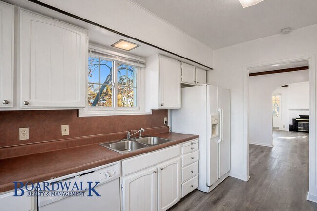 Building Photo - 105 300 E