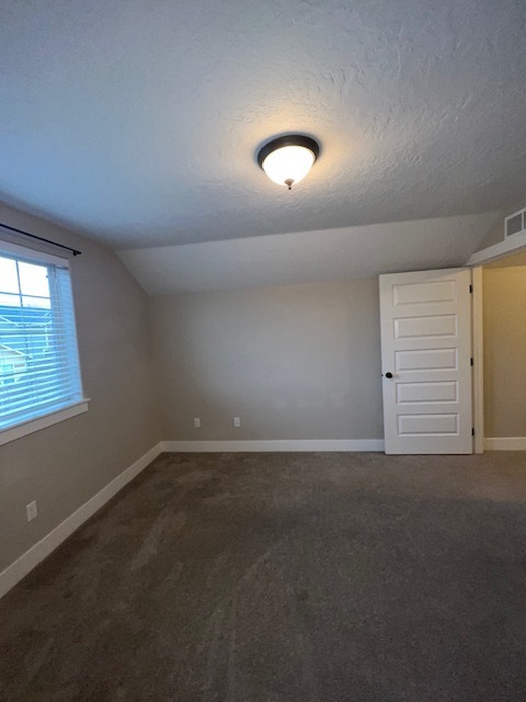 Building Photo - 4 Bed 2.5 Bath in Boise!