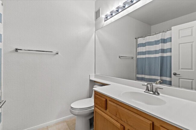 Building Photo - 2 Bedroom Condo Available in September!