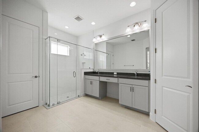 Building Photo - 15144 Wildwood Cir