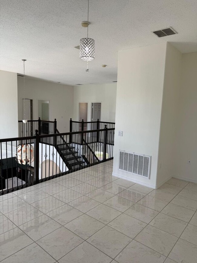 Building Photo - 5 bedroom, 3.5 bath Pool Home