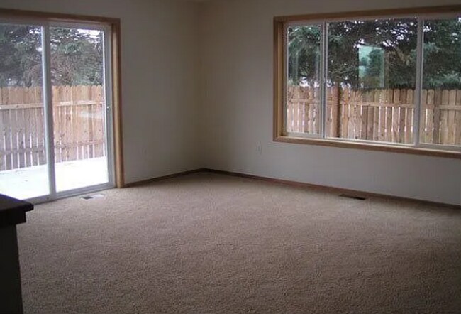 Building Photo - Charming 3-Bdr/2.5 bath located just blocks from Sisters Elementary School!