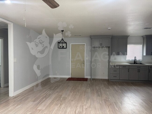 Building Photo - 3 Bedroom/ 2 Bathroom Home