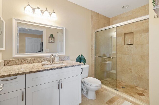 Building Photo - Beautiful furnished 2/2 condo with stunning water view available May 2026 for a short-term stay