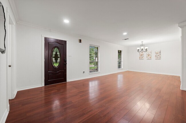 Building Photo - 16815 Memorial Oaks Ln