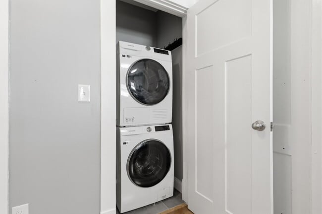 Building Photo - Furnished 3-Bedroom, 2-Bath Apartment in North Buffalo