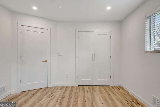 Building Photo - 183 Pine St NE