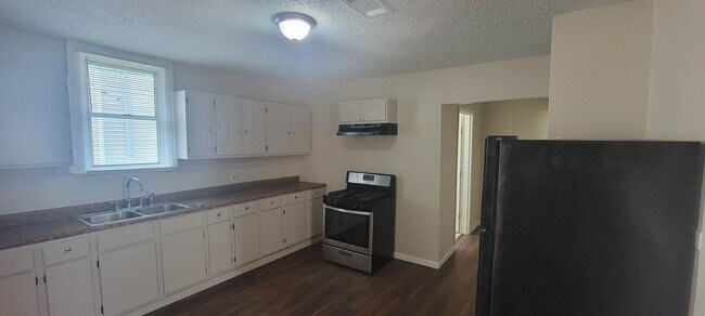 Building Photo - 4 Bedroom Single Family Home