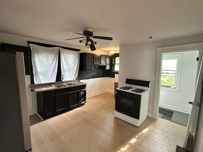 Building Photo - Beautiful Large 3 Bedroom Home West Cleveland