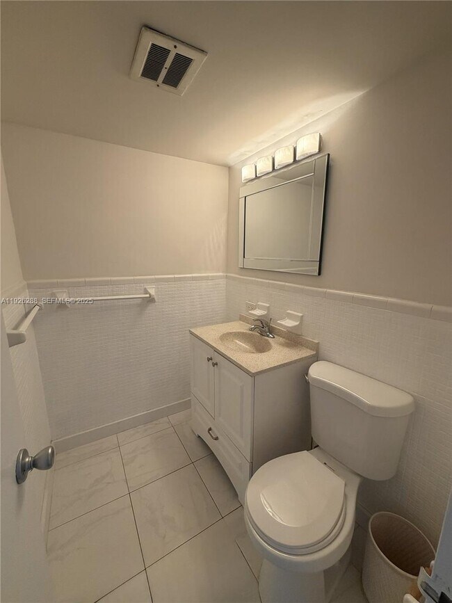 Building Photo - 9700 E Bay Harbor Dr