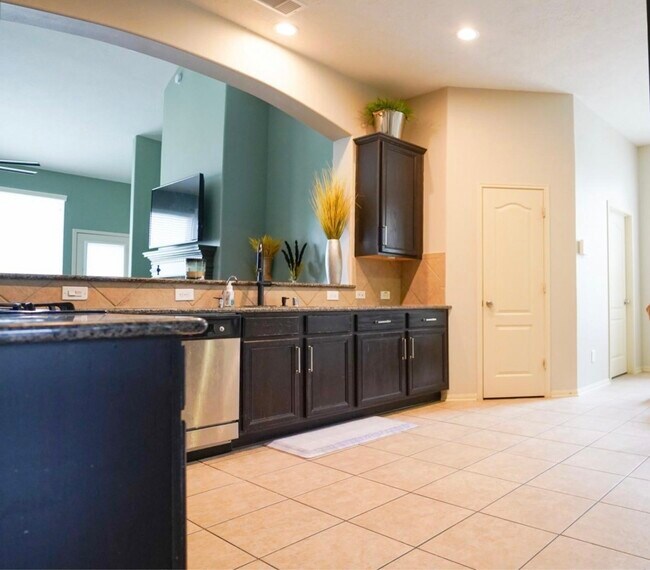 Building Photo - 2109 Mooncrest Dr