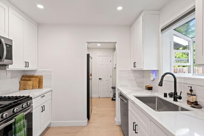 Building Photo - 8 17th St