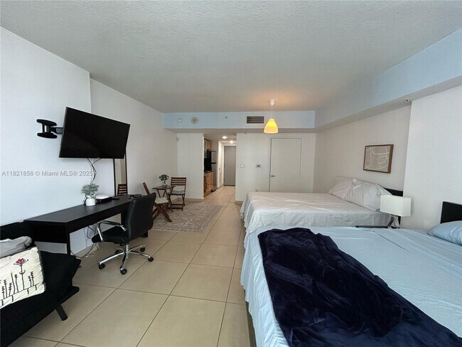 Building Photo - 1750 N Bayshore Dr