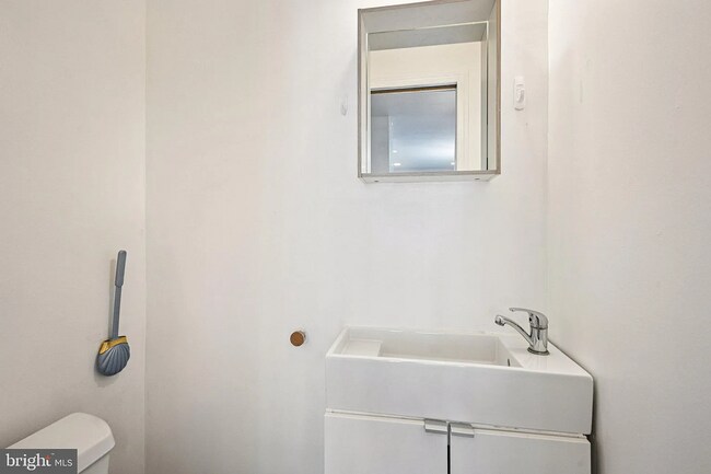 Building Photo - Modern 3-Bedroom Home Near University City...
