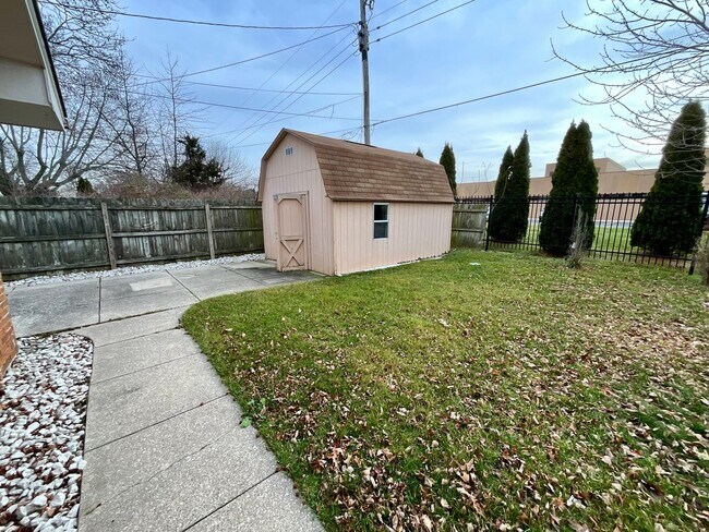 Building Photo - 3-bedroom, 3 bathroom, 12-month rental