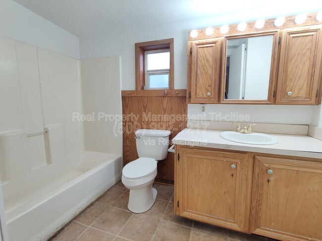 Building Photo - 729 S Fir St