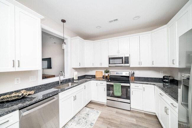 Building Photo - 16 Villa Ct