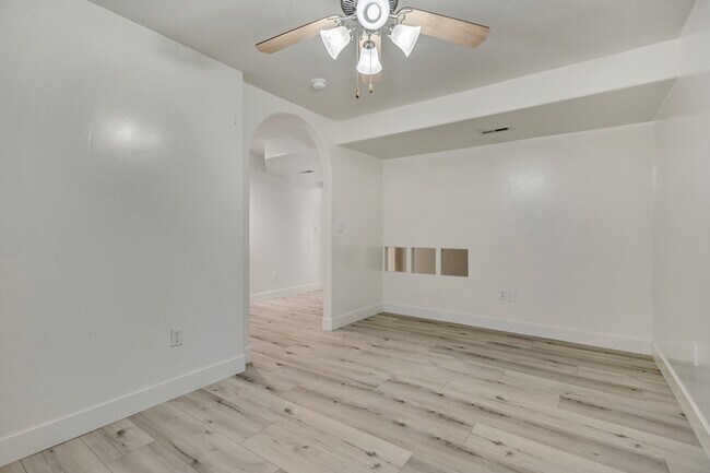 Building Photo - 8913 N Pine Hollow Dr