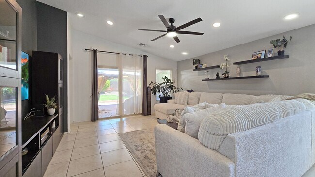 Building Photo - Beautifully updated home in Las Brisas Community of Goodyear!