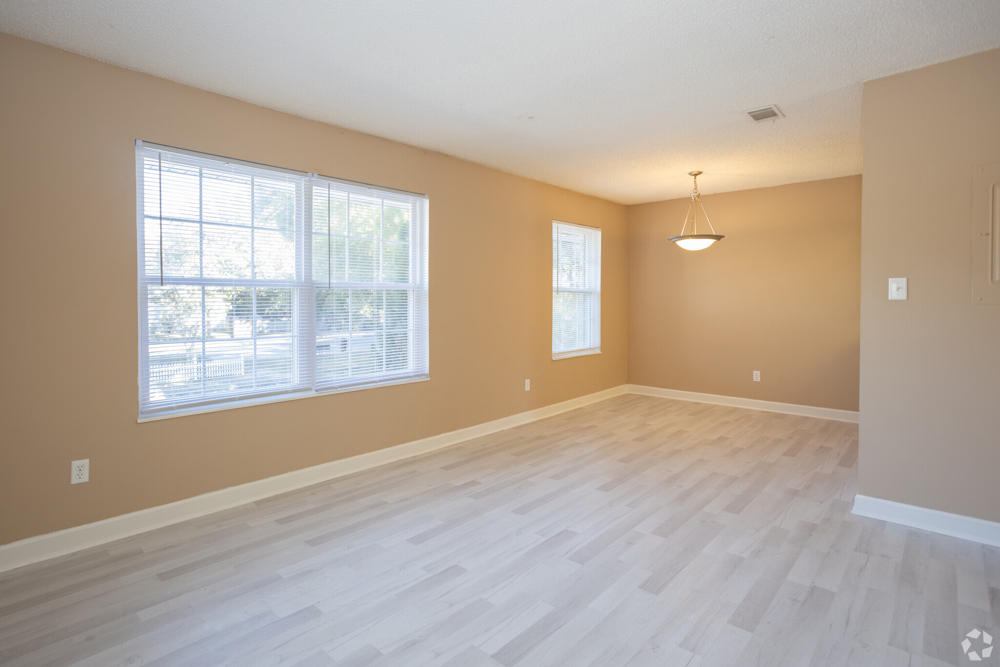 1BR, 1BA - 725SF - Summer Tree