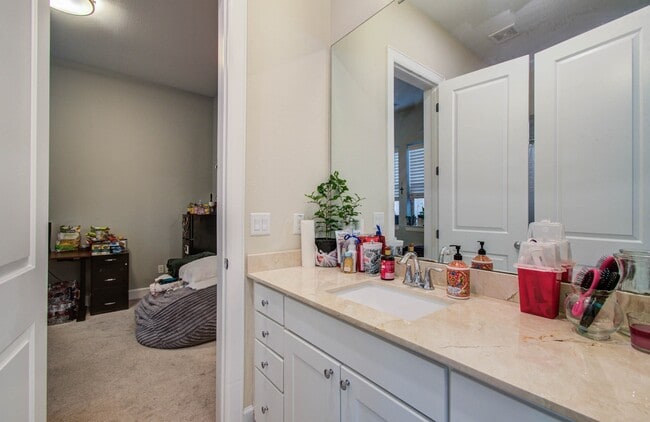 Building Photo - 2115 Naomi St