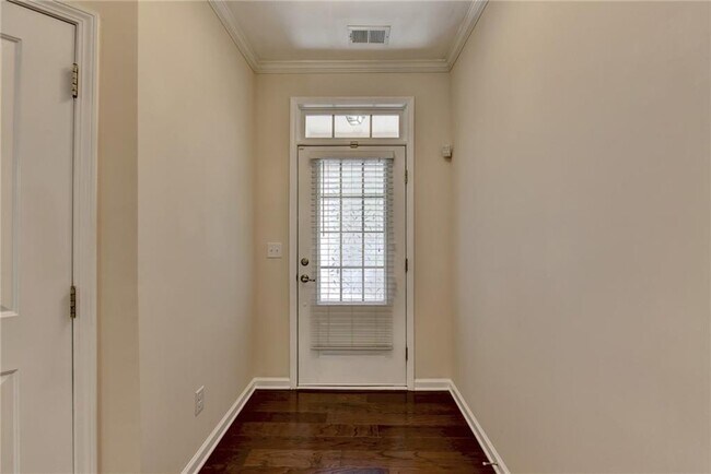 Building Photo - 2152 Greencrest Cir