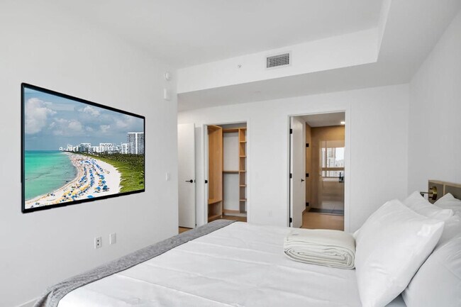 Building Photo - 225 N Miami Ave