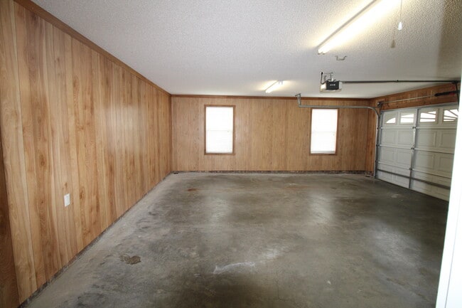 Building Photo - 2105 Hobbit Way