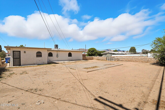 Building Photo - 400 De Vargas Dr