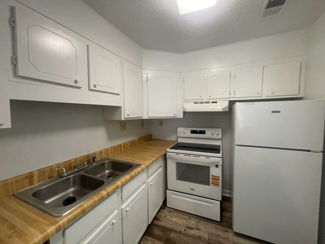 Building Photo - 3 bedroom Apartment for rent