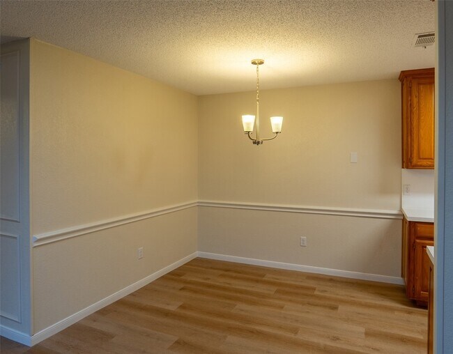 Building Photo - 6616 Parkview Ln