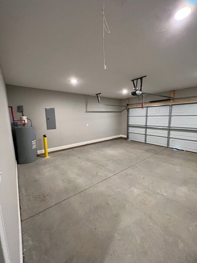 Building Photo - 406 St George Wy