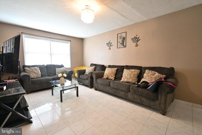 Building Photo - 36 Danbury Dr