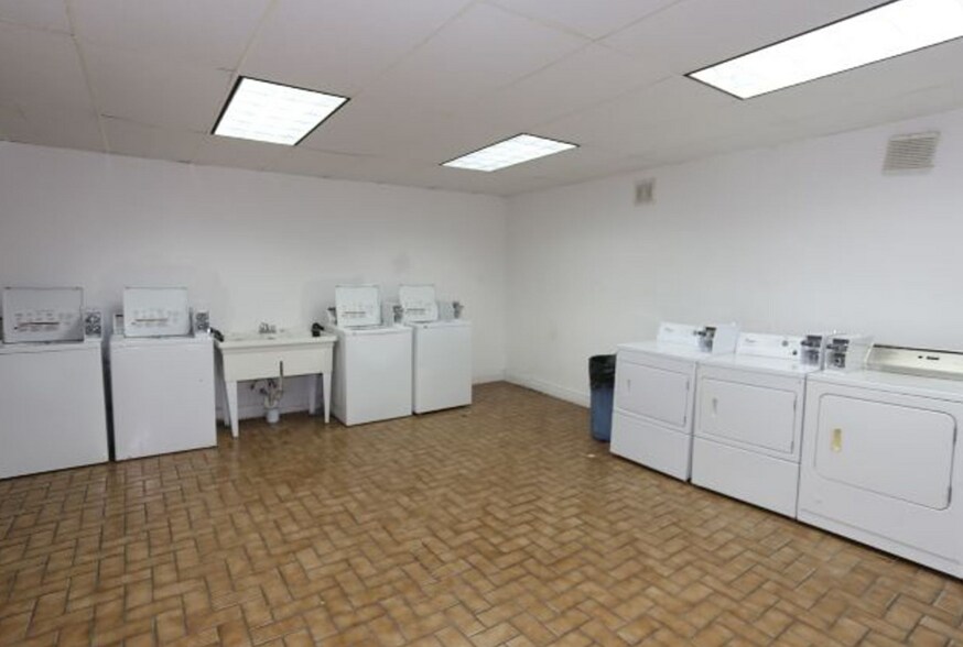 Building Photo - 4527 N Malden St