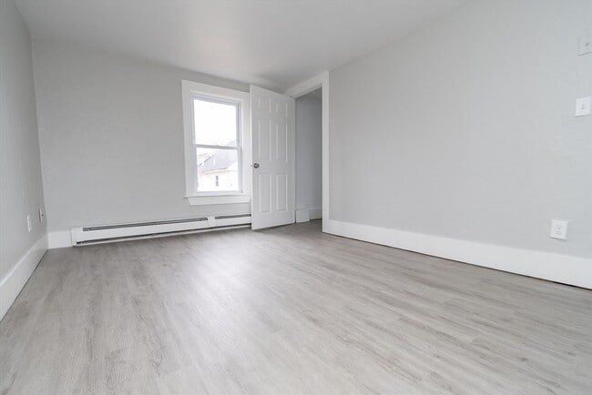 Building Photo - 7 Central St