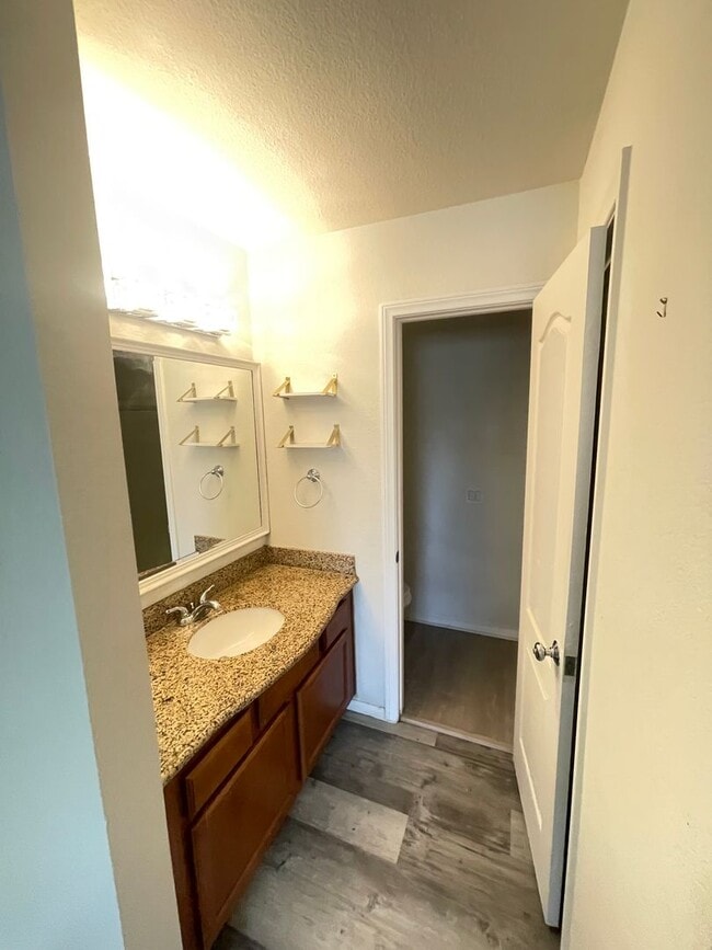 Building Photo - Lakeside living in Oceanside